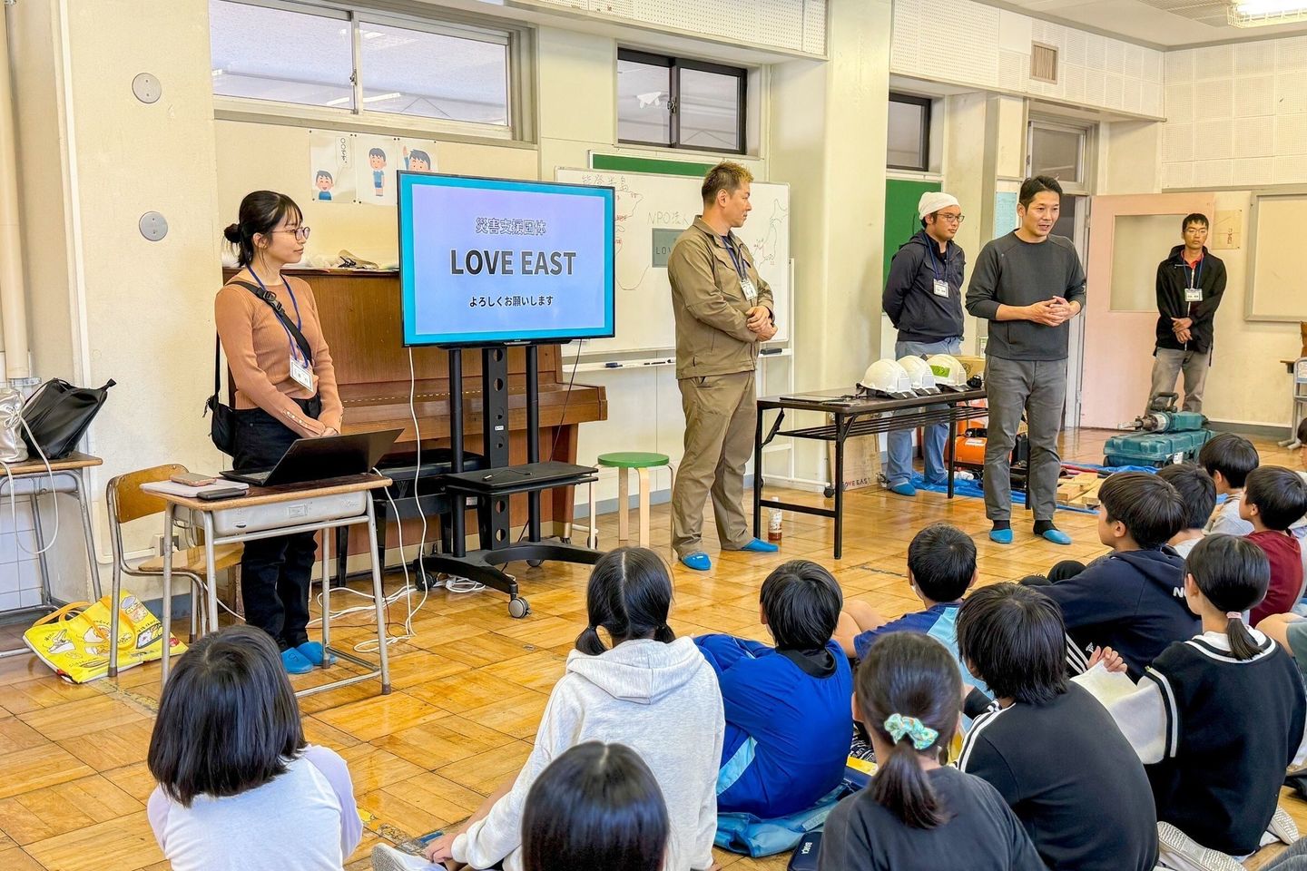 子供たちに災害支援について講演する様子