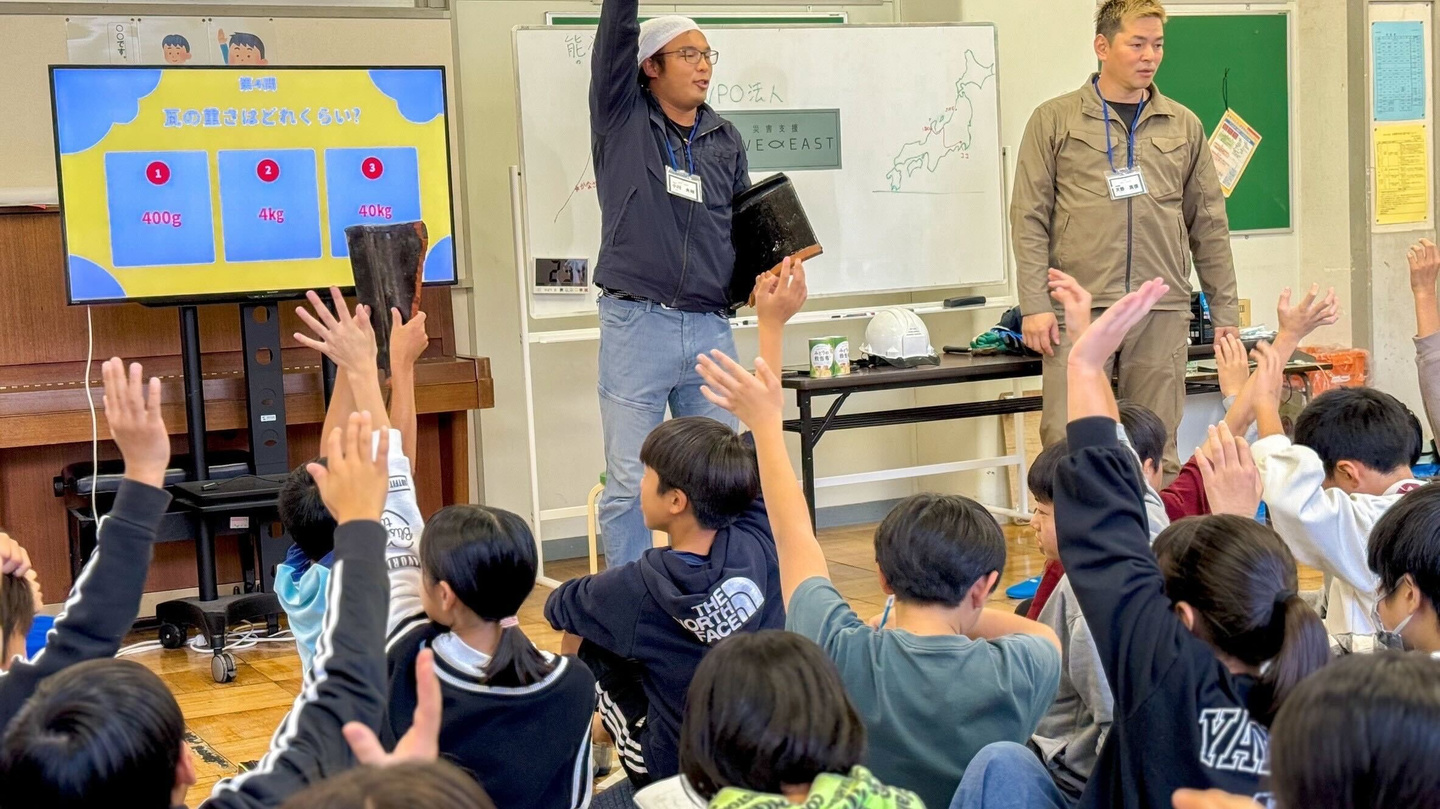 子供たちに災害支援について講演する様子
