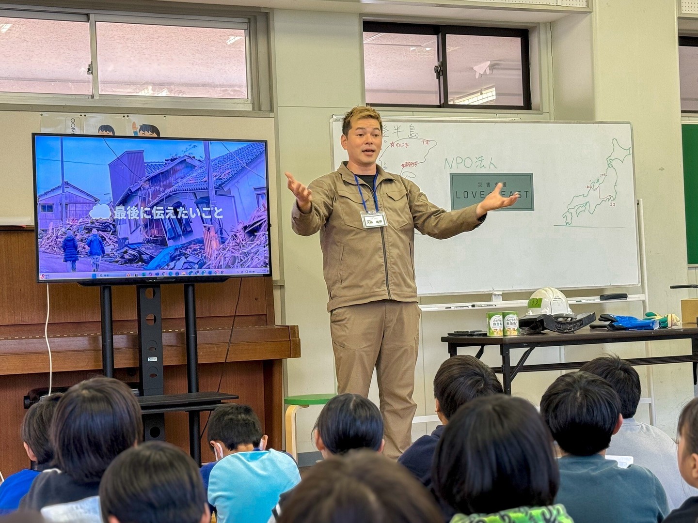 子供たちに災害支援について講演する様子