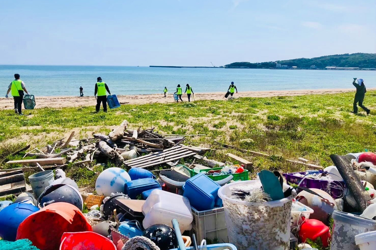 ビーチの清掃作業の様子
